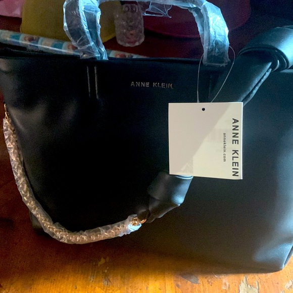 NWT gleaming chain trim with a pillowy knotted shoulder strap classy elegant - Picture 3 of 16